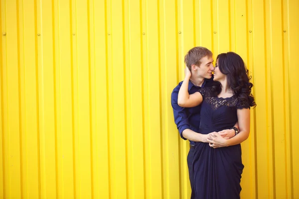 Beautiful young couple embracing — Stock Photo, Image