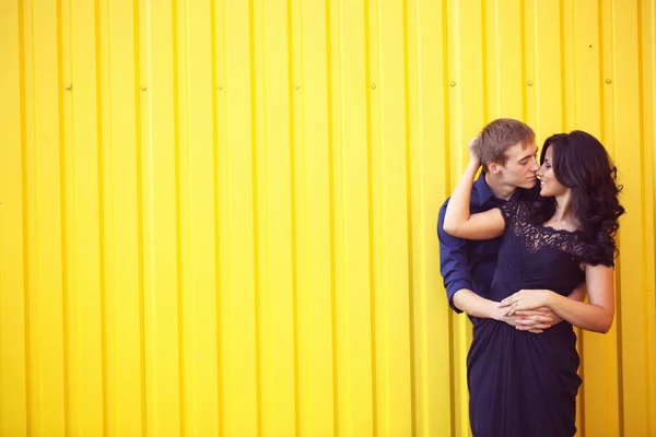 Bonito jovem casal abraçando — Fotografia de Stock