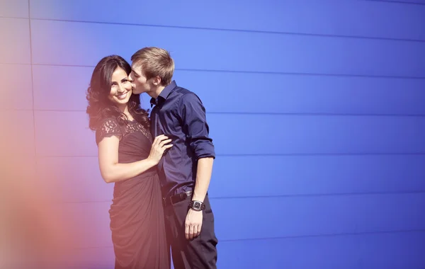 Bonito jovem casal abraçando — Fotografia de Stock