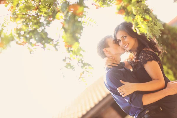 Beautiful young couple embracing — Stock Photo, Image