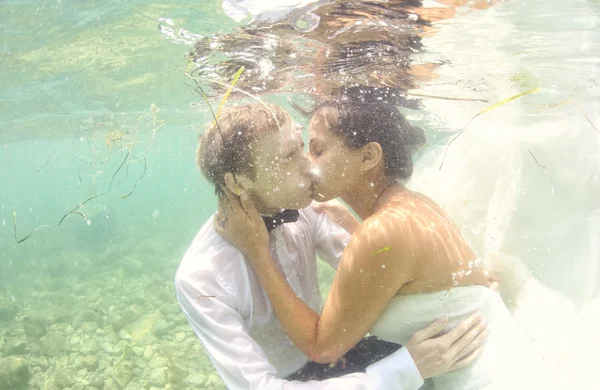 Novia y novio besándose bajo el agua —  Fotos de Stock