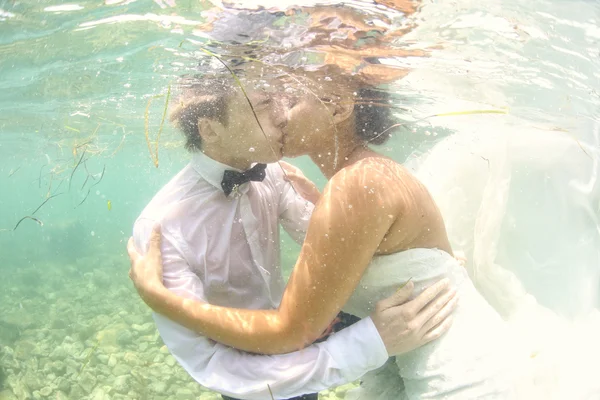 Novia y novio besándose bajo el agua — Foto de Stock