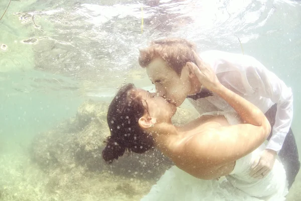 Noiva e noivo beijando subaquático — Fotografia de Stock