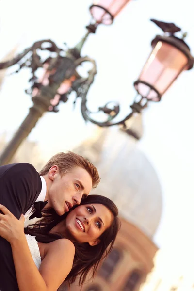 Mariée et marié embrassant à Venise, Italie — Photo