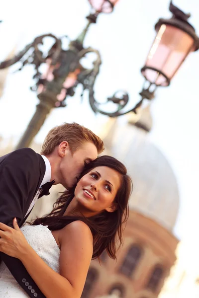 Bruden och brudgummen embracing i Venedig, Italien — Stockfoto