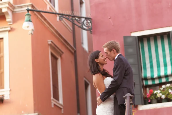 Braut und Bräutigam umarmen sich in Venedig, Italien — Stockfoto