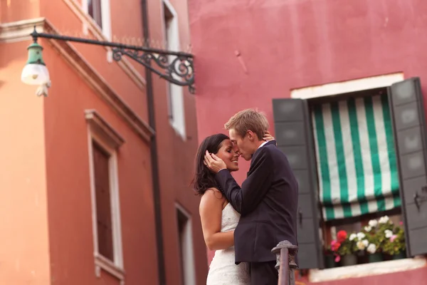 Bruid en bruidegom omarmen in Venetië, Italië — Stockfoto