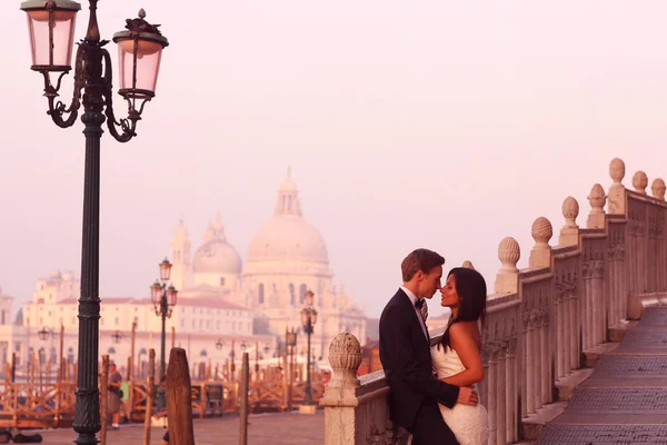 Novia y novio abrazándose en Venecia, Italia —  Fotos de Stock