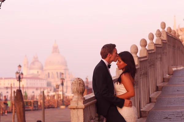 Novia y novio abrazándose en Venecia, Italia —  Fotos de Stock