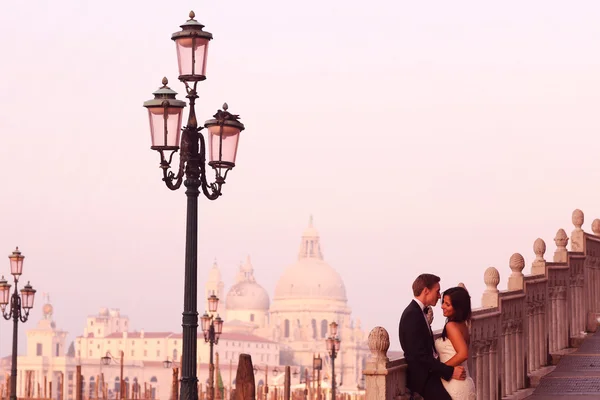 Noiva e noivo abraçando em Veneza, Itália — Fotografia de Stock