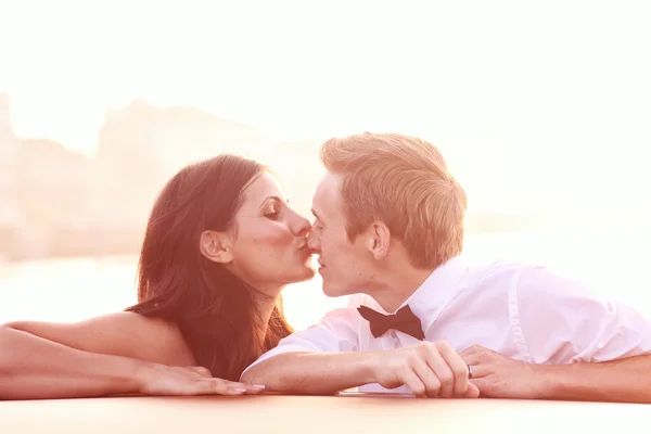 Sposa e sposo abbracciati a Venezia — Foto Stock