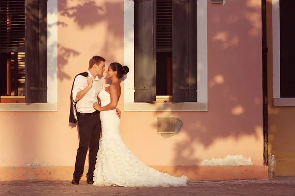 Bruid en bruidegom omarmen in Venetië, Italië — Stockfoto