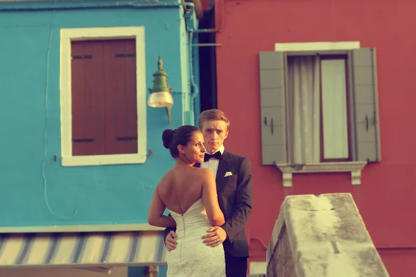 Novia y novio abrazándose en Venecia, Italia — Foto de Stock