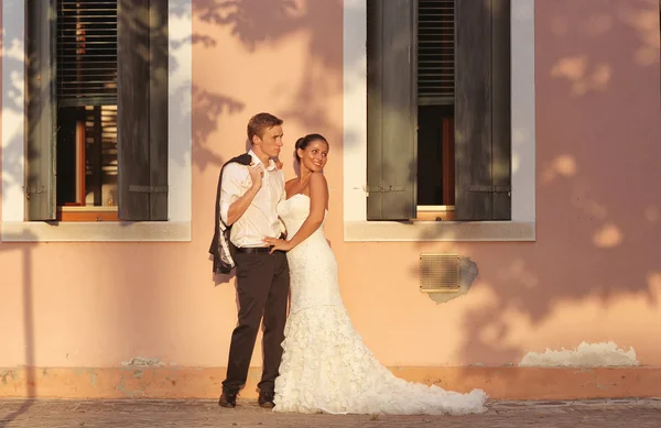 Bruid en bruidegom omarmen in Venetië, Italië — Stockfoto