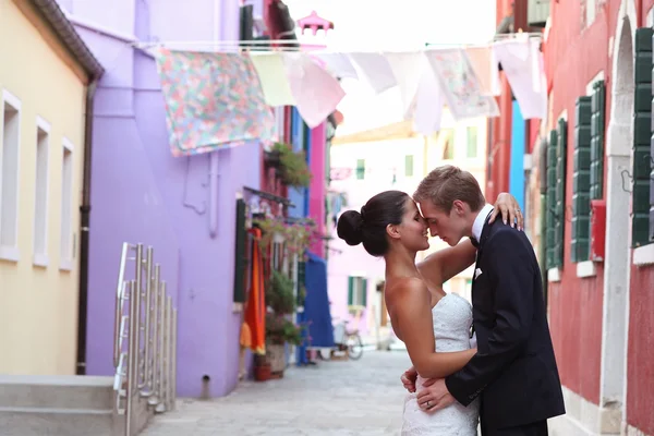 Braut und Bräutigam umarmen sich in Venedig, Italien — Stockfoto