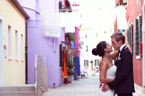 Bruid en bruidegom omarmen in Venetië, Italië — Stockfoto