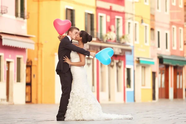 Bruid en bruidegom omarmen in Venetië, Italië — Stockfoto