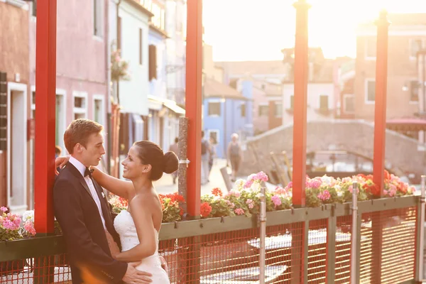 Bride and groom embracing in Venice, Italy — Stock Photo, Image