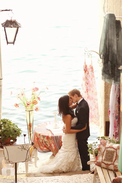 新娘和新郎拥抱在威尼斯，意大利 — 图库照片