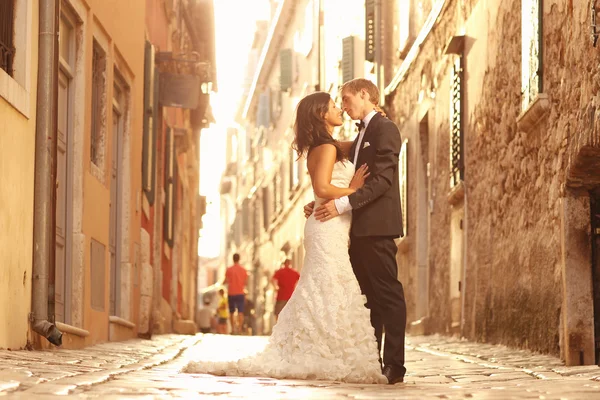 Novia y novio abrazándose en Venecia, Italia —  Fotos de Stock