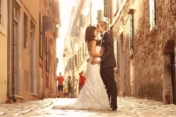 Bruden och brudgummen embracing i Venedig, Italien — Stockfoto