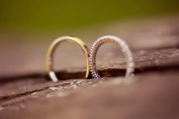 Close-up of bridal rings on wood — Stock Photo, Image