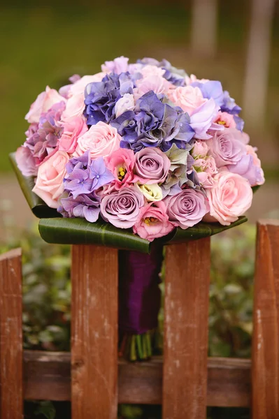 Hermosa decoración ramo de flores — Foto de Stock