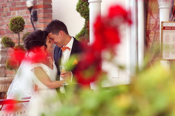 Vackra brudparet embracing utanför — Stockfoto