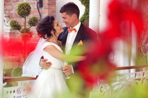 Hermosa pareja de novias abrazándose fuera — Foto de Stock