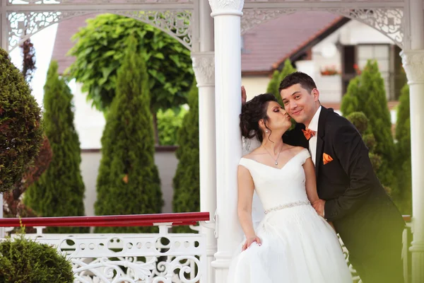 Mooie bruidspaar omarmen buiten — Stockfoto