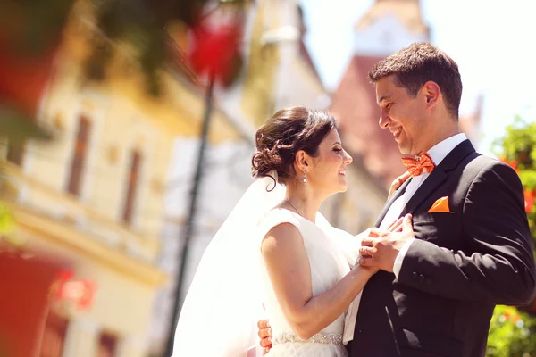 Feliz casal nupcial abraçando no parque — Fotografia de Stock