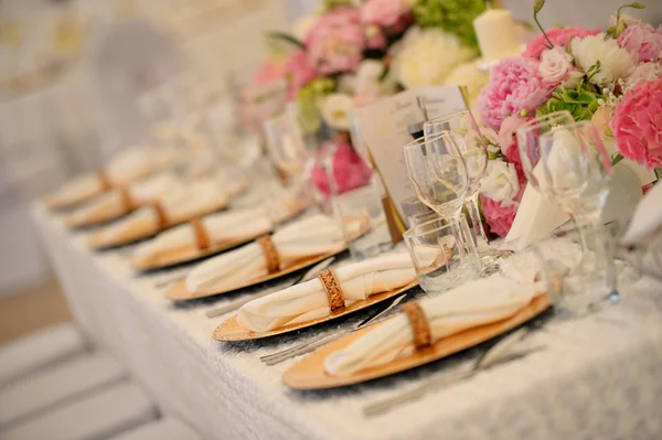 Elegant dinner plates at wedding reception — Stock Photo, Image