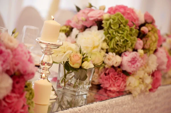 Mooie bloemboeket op bruiloft tafel — Stockfoto