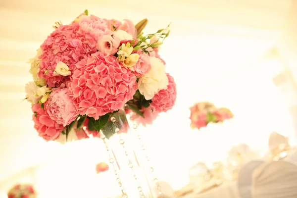 Schöner Blumenstrauß auf dem Hochzeitstisch — Stockfoto