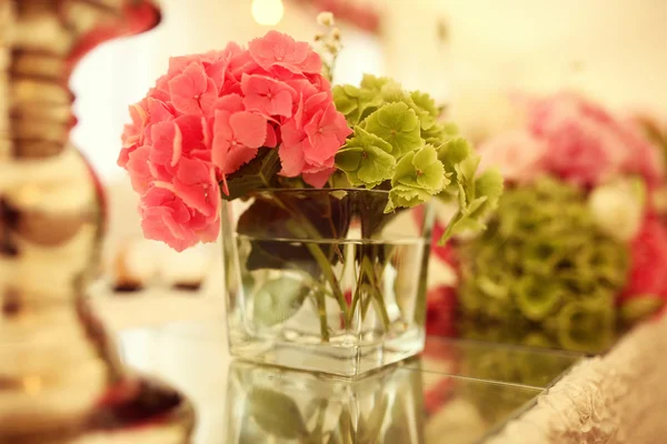 Beautiful flower bouquet on wedding table — Stock Photo, Image