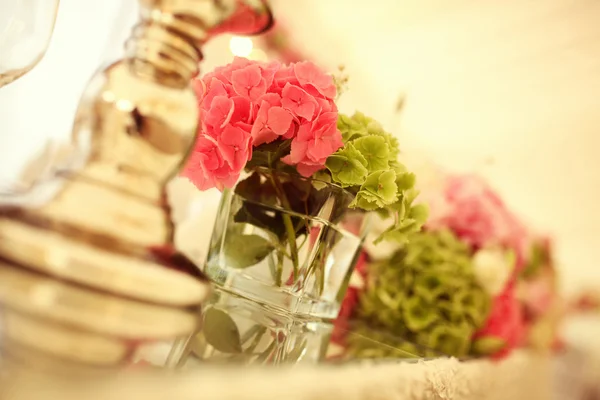 Krásná kytice na svatební stůl — Stock fotografie