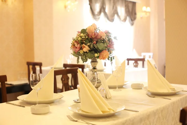 Belo buquê na mesa de casamento — Fotografia de Stock