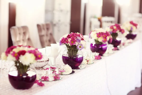 Hermoso ramo en la mesa elegante — Foto de Stock