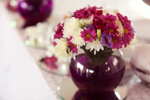 Bellissimo bouquet su tavolo elegante — Foto Stock