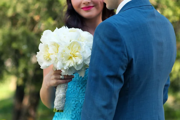 Nevěsta drží krásné kytice — Stock fotografie