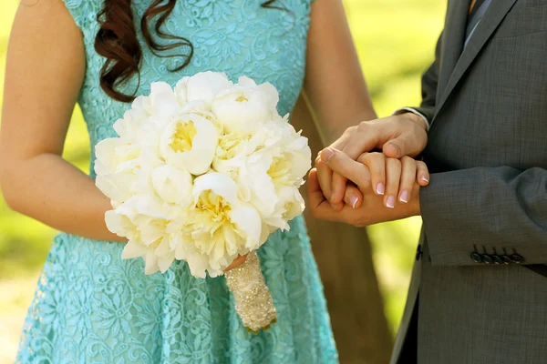 Noiva segurando lindo buquê de flores — Fotografia de Stock