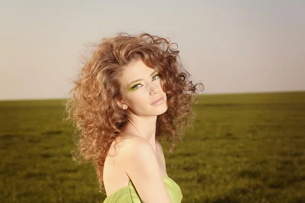 Beautiful women in green field — Stock Photo, Image