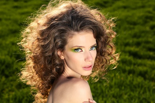 Красивые женщины в зеленом поле — стоковое фото