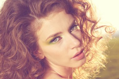 Yeşil alan güzel kadın portresi