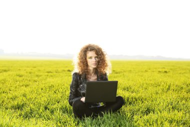 Yeşil alan içinde laptop ile güzel kadınlar