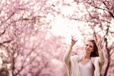 İlkbaharda çiçek ağaçlarıyla çevrili güzel kadınlar