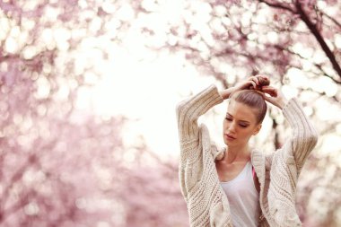 İlkbaharda çiçek ağaçlarıyla çevrili güzel kadınlar