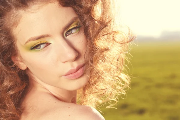 Portrait of beautiful women in green field — Stock Photo, Image