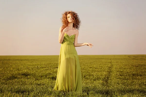 Yeşil alan güzel kadın — Stok fotoğraf