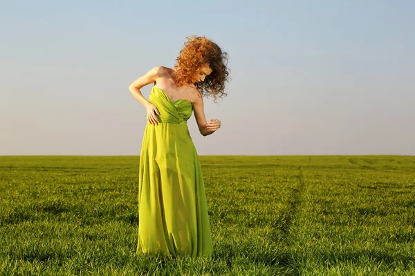 Krásné ženy v zeleném poli — Stock fotografie